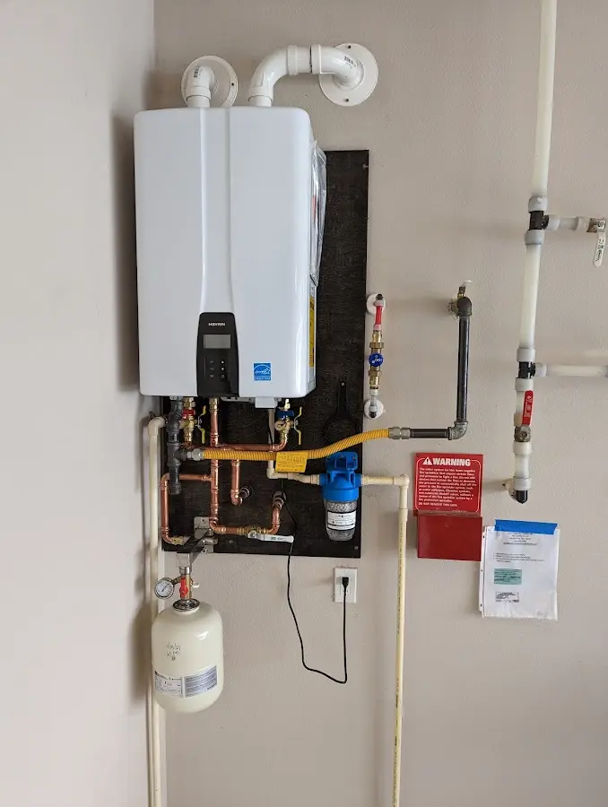 Professional plumber installing copper piping in a Jim Thorpe home